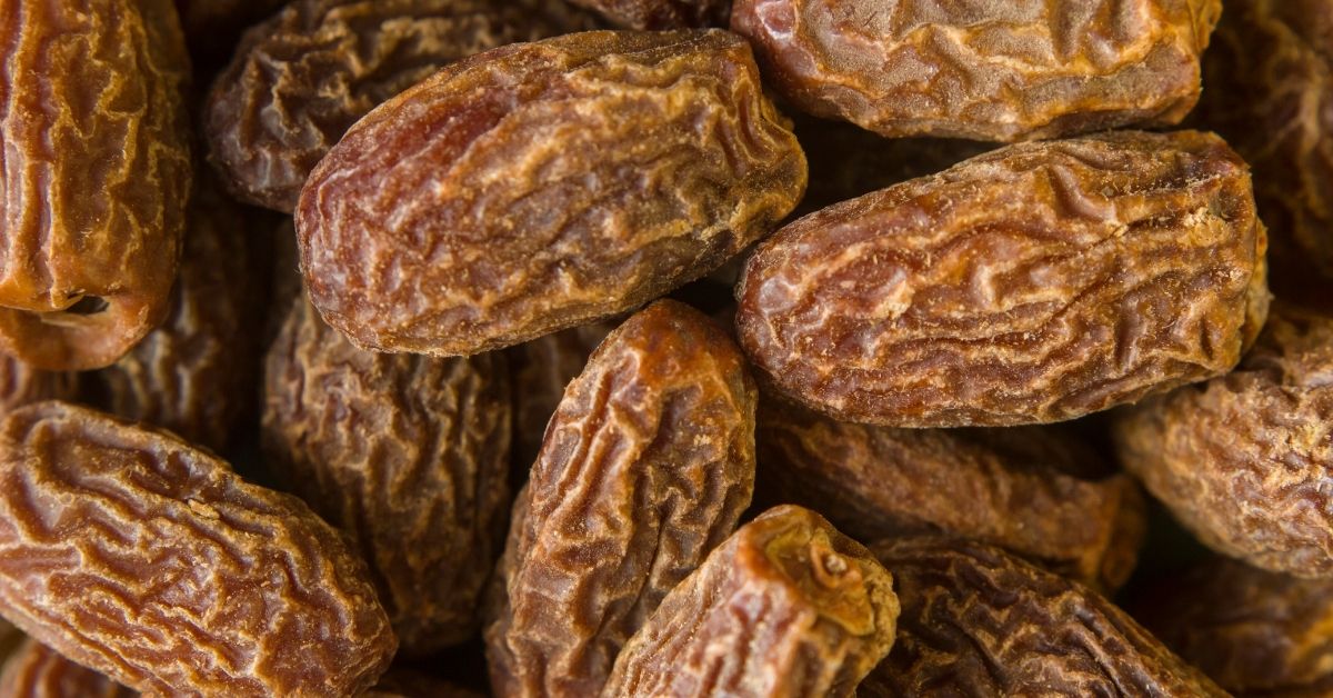 Can Parrots Eat Dates? (Do's & Don'ts) Petsmond